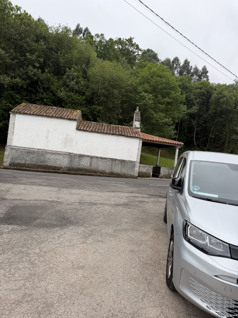 Ermita junto a la carretera como referencia para llegar al Arco de Torre