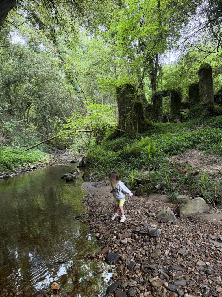 Niña jugando junto al río en el Arco de Torre