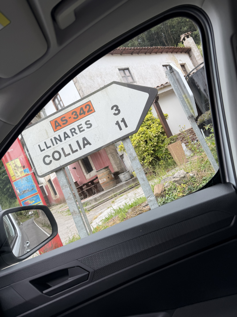 Señal hacia Llinares y Collía para llegar al Arco de Torre