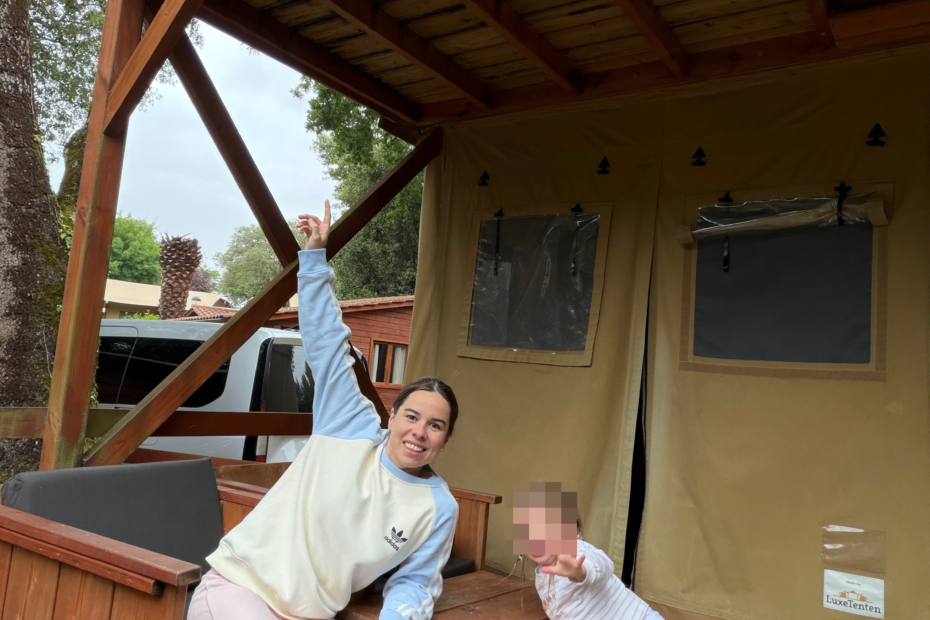 Mamá y niña en la casita del árbol del Camping Ribadesella