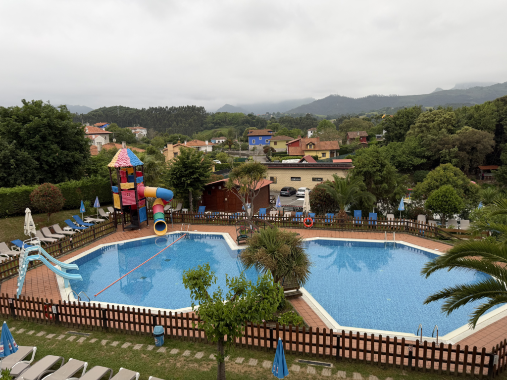 Piscinas exteriores del Camping Ribadesella con zona infantil y toboganes