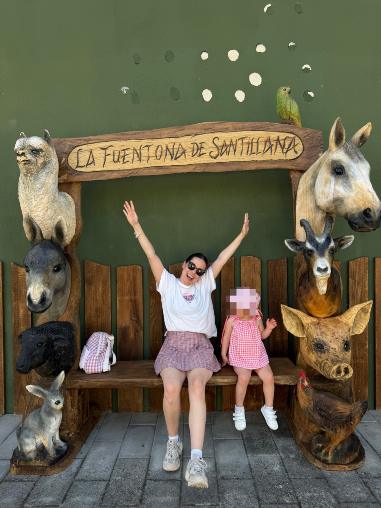 Mamá y niña en el cartel de La Fuentona de Santillana