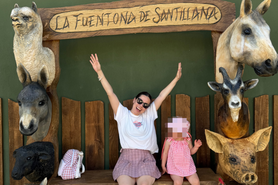 Mamá y niña en el cartel de La Fuentona de Santillana