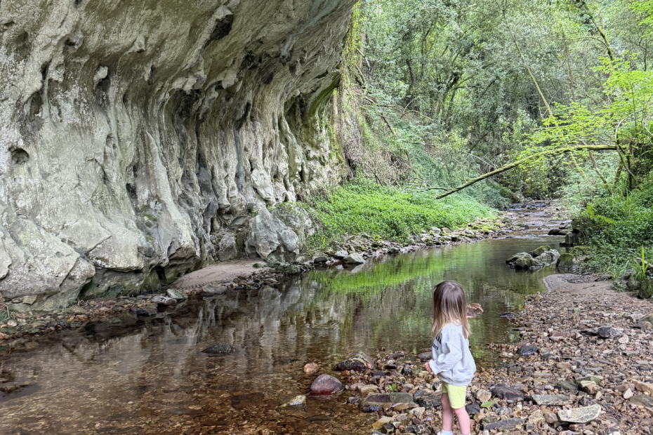Niña junto al río bajo el Arco de Torre cerca de Ribadesella