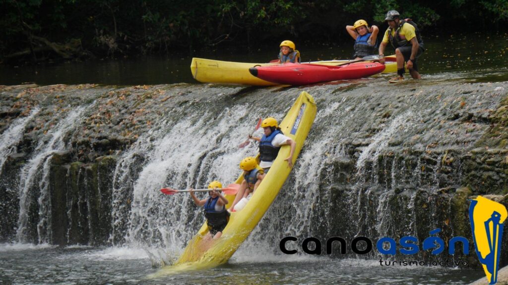 Descenso del río Asón con niños en la ruta Udalla-Ampuero de Canoasón