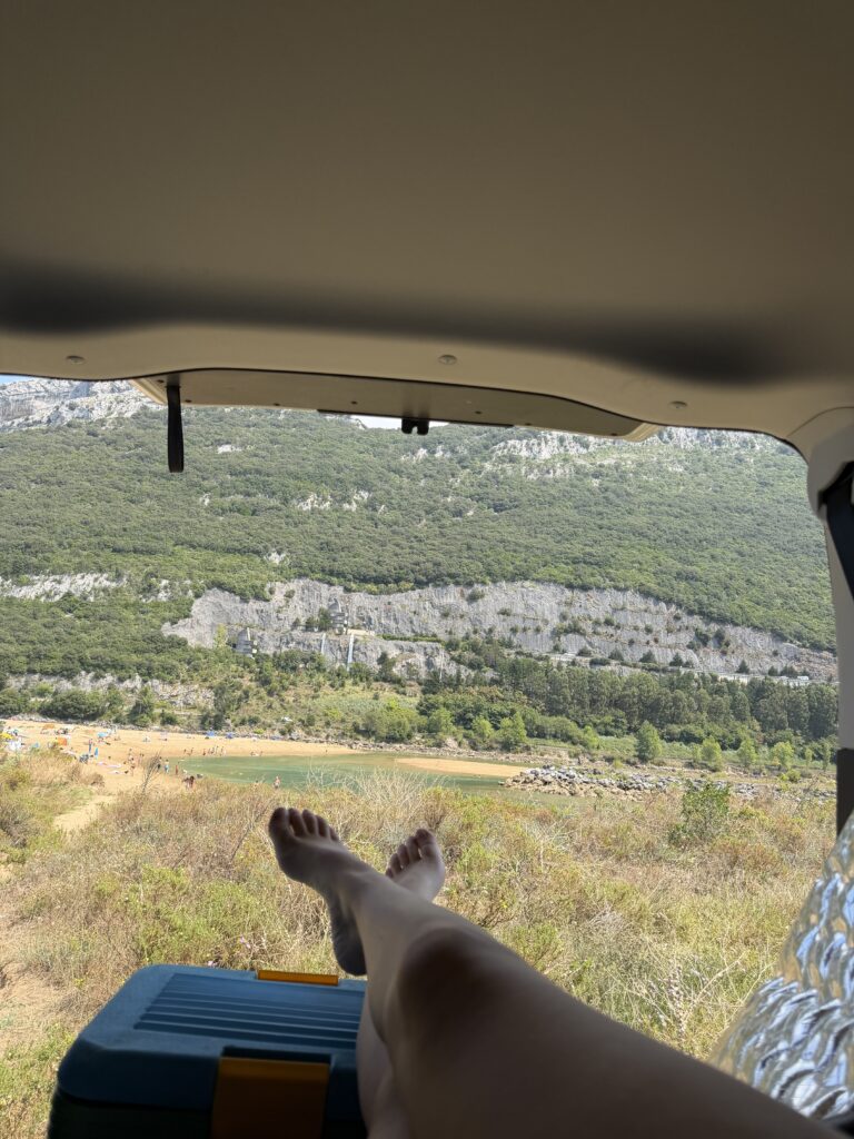 Vistas de la Playa de Oriñón con niños desde el interior de la furgo